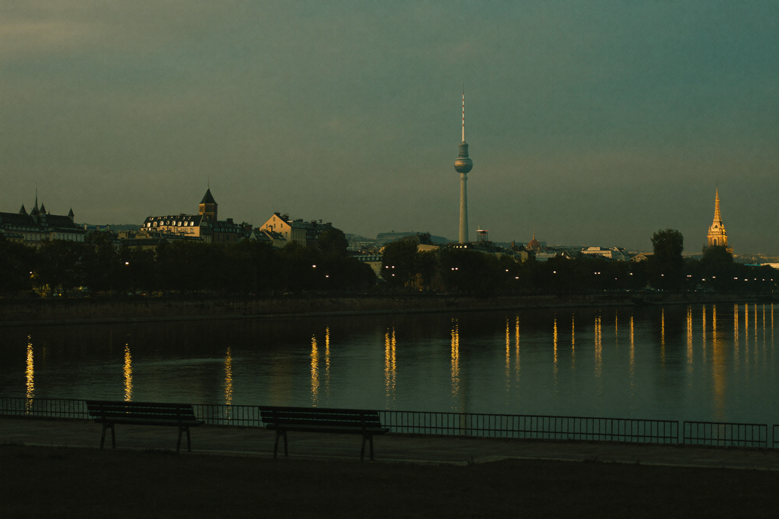 Uferpromenade in Berlin zur blauen Stunde mit Fernsehturm in der Ferne