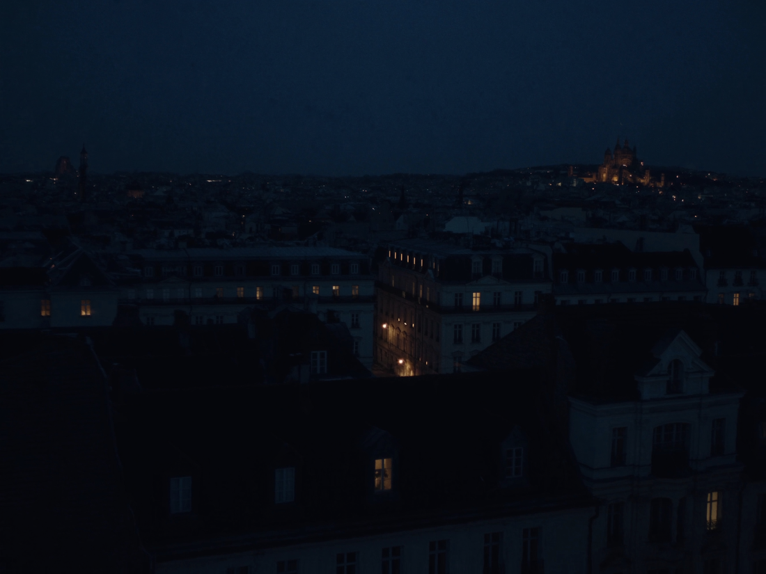 Stadtdächer zur blauen Stunde als Kulisse für einen Heiratsantrag