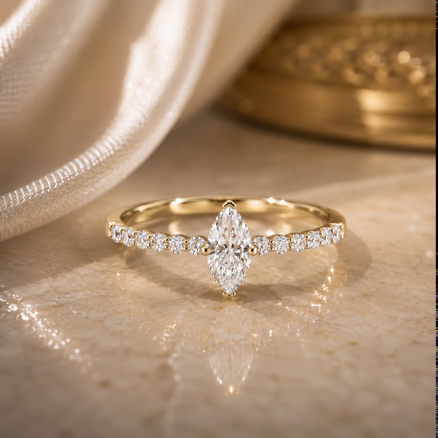 Solene Ring  Marquise Diamant mit Pavé Band, 14K Gold