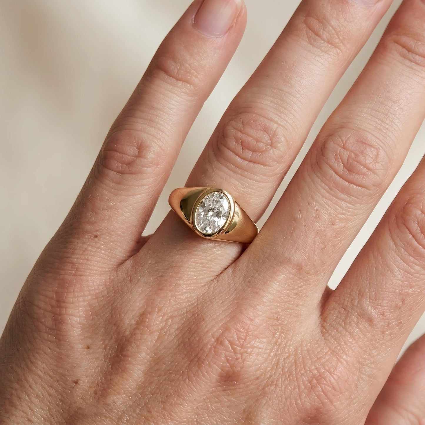 Oval-Signetring mit Diamant | Bezel-Setting | 14k Gold – LUNEVYA