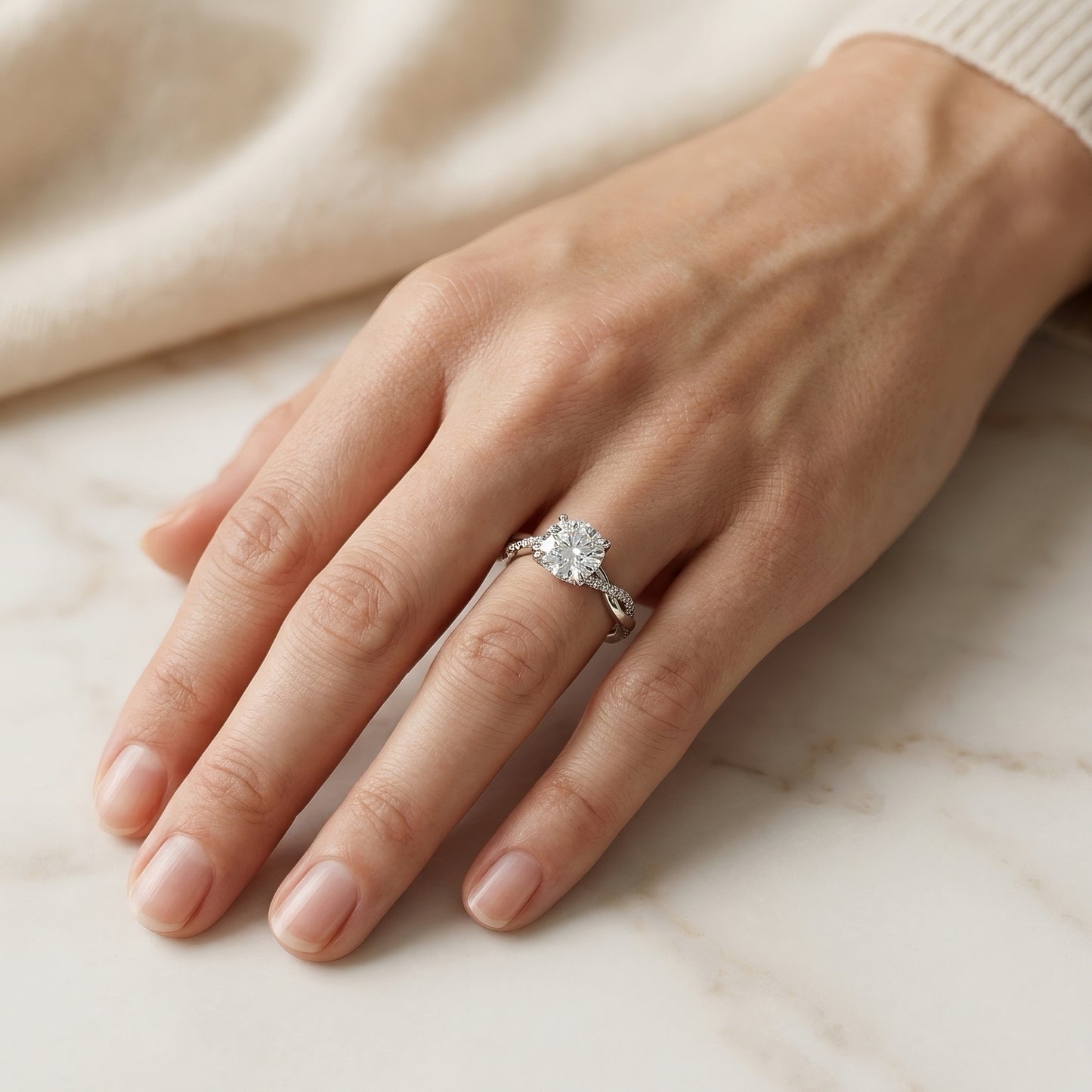Solitär Verlobungsring | Gedrehtes Pavé-Band | 2.0 - 4.0 ct | 14k Gold | Lunevya