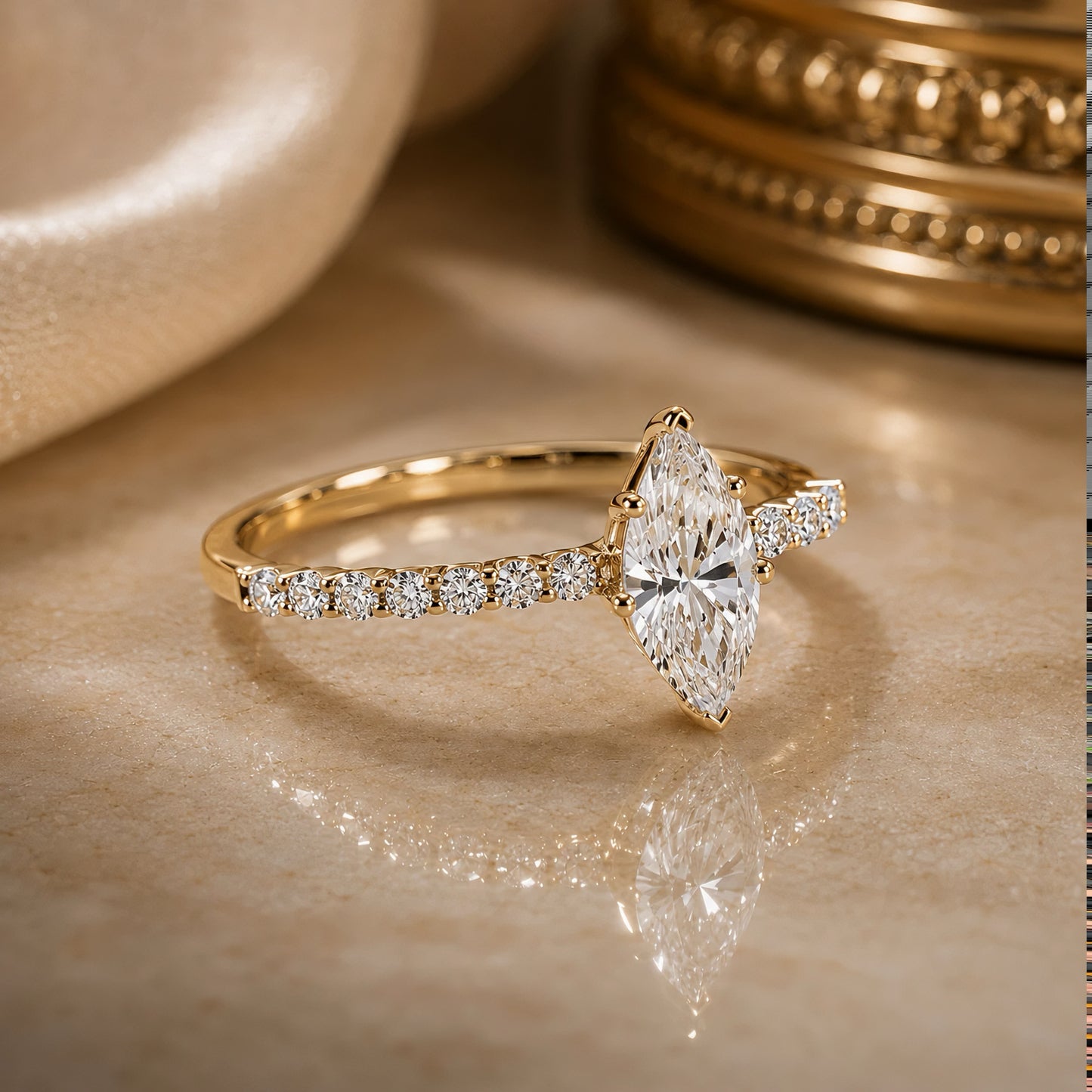 Solene Ring  Marquise Diamant mit Pavé Band, 14K Gold