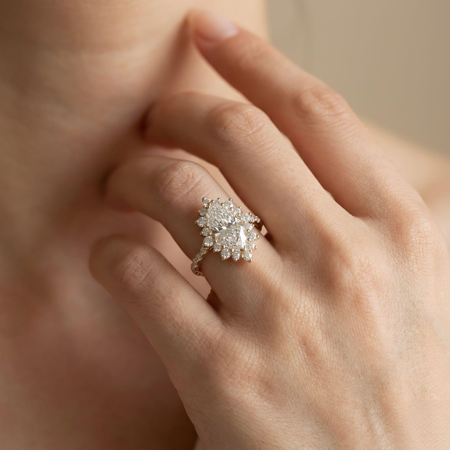 Marquise-Cluster Verlobungsring | 4.0 - 5.0 ct | Custom Design | 14k Gold | Lunevya