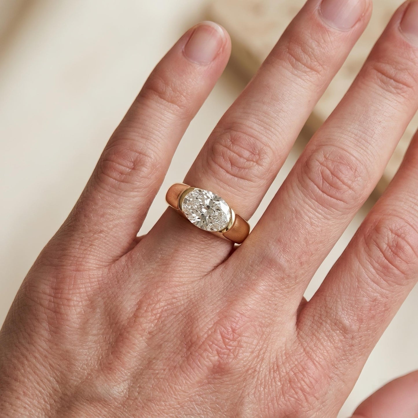 Oval-Solitärring Signet | 1,50 ct Labordiamant | Bezel-Setting | 14k Gold – LUNEVYA