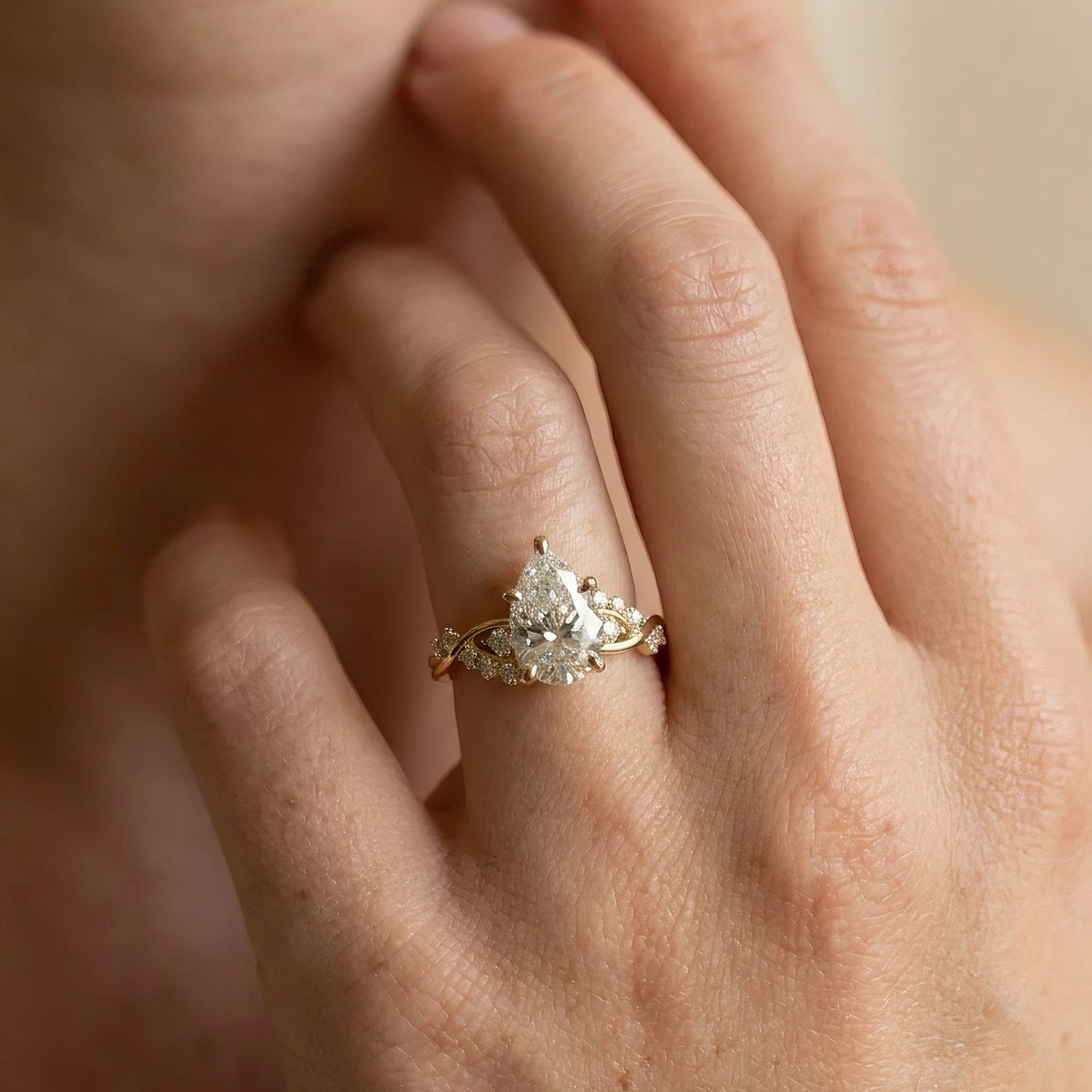 Birnen-Solitär Verlobungsring | 2.0 ct | Custom Design | Lab-grown Diamant | 14k Gold | Lunevya