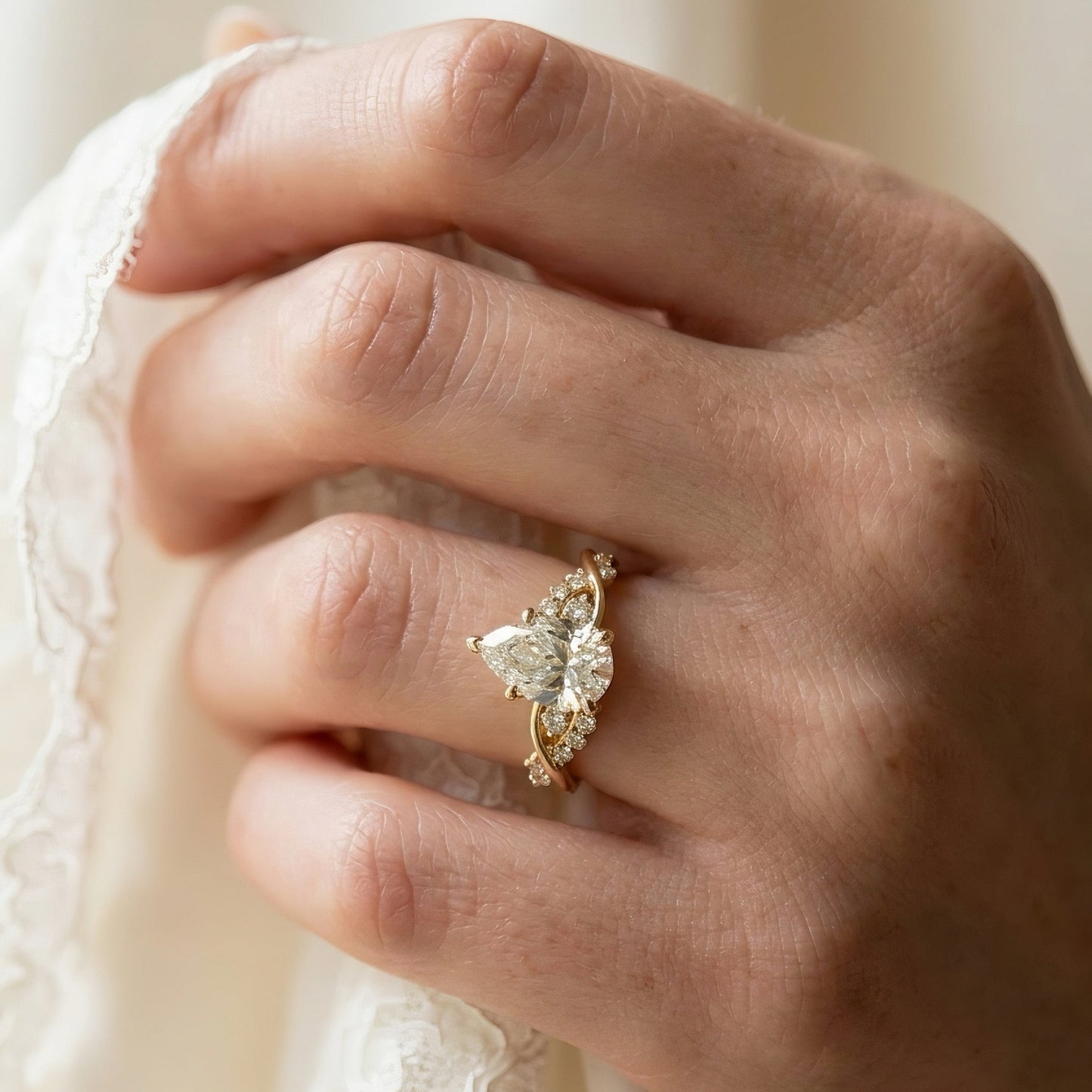 Birnen-Solitär Verlobungsring | 2.0 ct | Custom Design | Lab-grown Diamant | 14k Gold | Lunevya