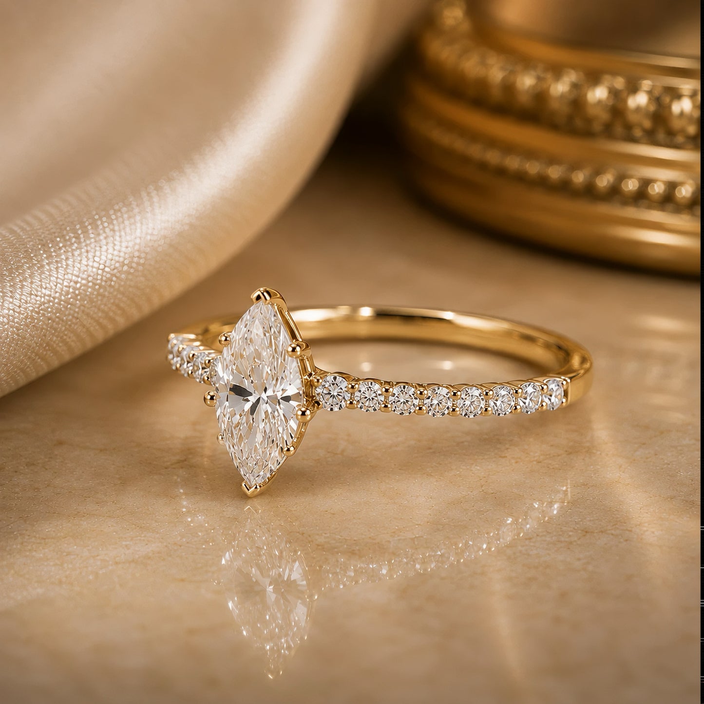 Solene Ring  Marquise Diamant mit Pavé Band, 14K Gold